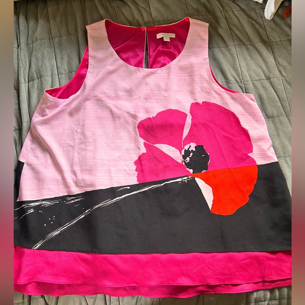 NEW YORK & COMPANY size Large - silky and flowy